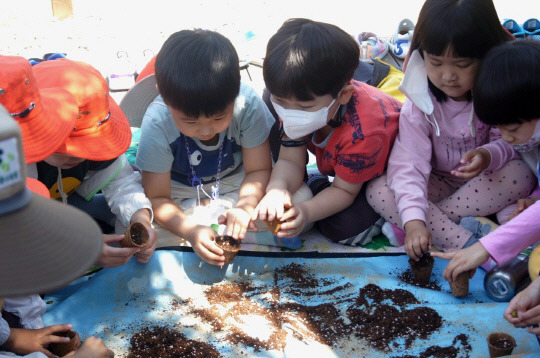 초등학교 저학년 학생들이 구근 심기 체험을 통해 식물을 관찰하고 있는 모습. 한국수목원정원관리원 제공