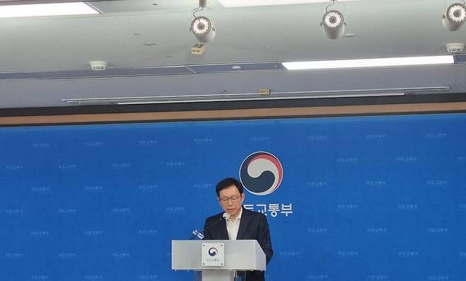 국토교통부는 28일 서울정부청사에서 열린 경제관계장관회의에서 '서민·중산층과 미래세대의 주거안정을 위한 새로운 임대주택 공급방안'을 발표했다.김규철 국토부 주택토지실장.ⓒ데일리안 배수람 기자