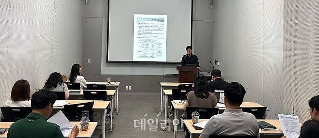 부산항만공사가 27일 부산항 터미널 운영사 담당자를 대상으로 온실가스 배출권 설명회를 하고 있다. ⓒ부산항만공사