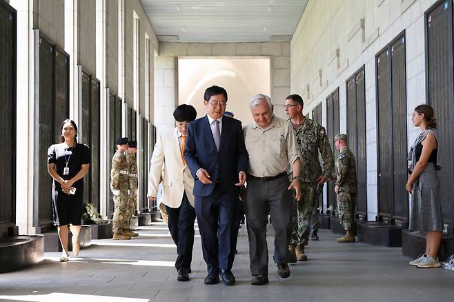 백승주 전쟁기념사업회장과 잭 리드 미 연방 상원의원(로드아일랜드주)이 전사자명비에서 이야기를 나누고 있다.