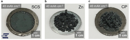 한국에너지기술연구원은 수계아연전지의 덴드라이트 형성을 제어해 수명을 10배 이상 높일 수 있는 전극 제조기술을 개발했다. 사진은 산화구리를 균일한 분포로 증착시킨 수계아연전지의 전극(왼쪽)과 아연 전극(가운데), 카본전극(오른쪽) 모습. 에기연 제공