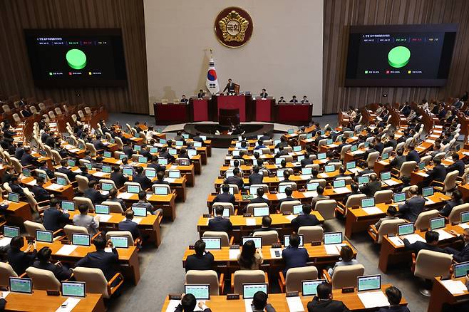 28일 국회 본회의에서 구하라법이 통과되고 있다. 〈연합뉴스〉