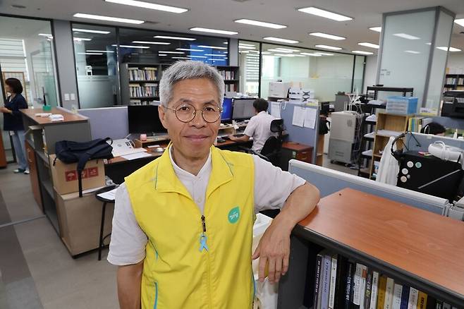 권영국 정의당 대표가 20일 오전 새 당사로 입주한 서울 구로구 디지털단지 내 한 건물 중앙당사에서 한겨레와 인터뷰에 앞서 포즈를 취하고 있다. 김봉규 선임기자 bong9@hani.co.kr