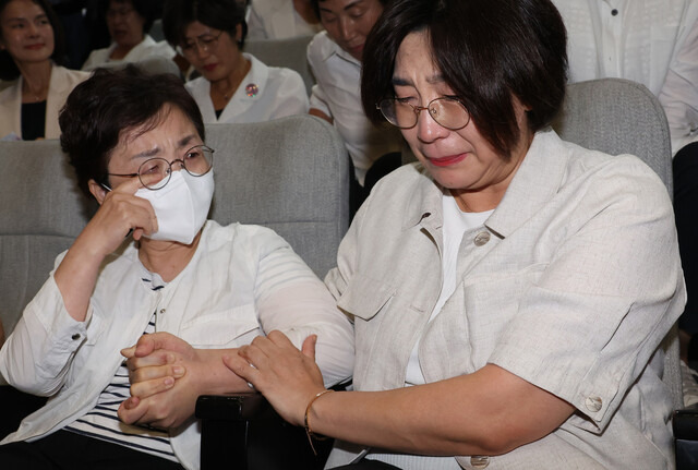 28일 국회 본회의에서 간호법이 통과되자 방청하던 전현직 간호사들이 기쁨의 눈물을 흘리고 있다. 연합뉴스