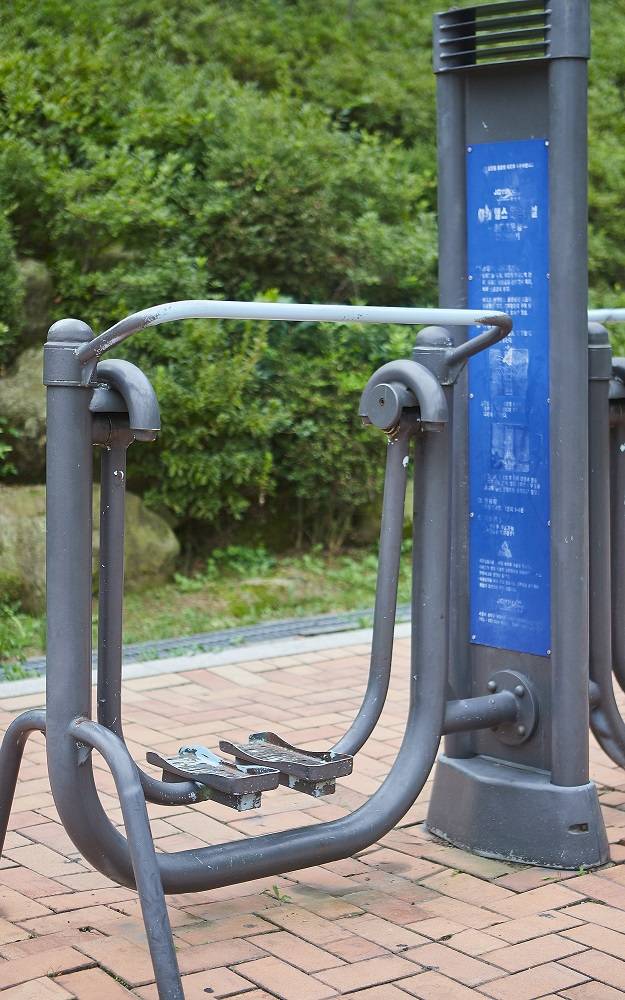 공원에서 흔히 보이는 '하늘걷기(공중걷기)'를 무턱대고 사용하면 고관절이 다칠 수 있어 주의해야 한다./사진=헬스조선 DB