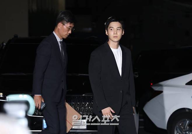 전동 스쿠터 음주운전 혐의를 받는 그룹 방탄소년단(BTS)의 슈가(본명 민윤기·31)가 23일 오후 서울 용산구 용산경찰서에 조사를 받기 위해 출석하고 있다. 서병수 기자 qudtn@edaily.co.kr /2024.08.23/