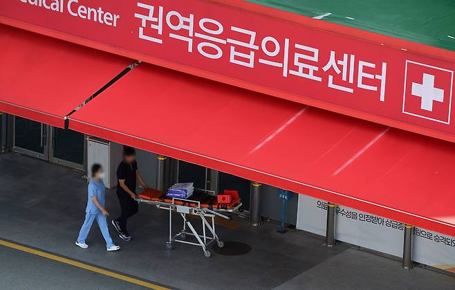 28일 한 대학병원 권역응급의료센터 앞으로 의료진이 이동하고 있다. 프리랜서 김성태