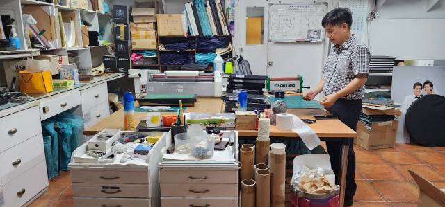 ▲ 강대오 대표가 내부 시설에 관해 설명하고 있다.