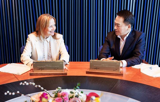 In this file photo, Samsung SDI CEO Choi Yoon-ho (right) and General Motors CEO Mary Barra sign a memorandum of understanding to establish a joint venture in March 2023. (Samsung SDI)