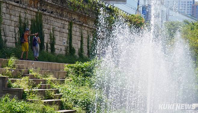 28일 서울 종로구 청계천에서 외국인 관광객들이 분수를 가리키며 이동하고 있다.