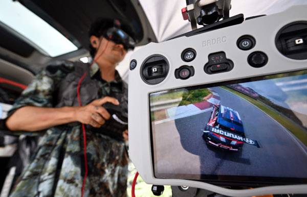 드론 파일럿이 지난 6월 22일 전남 영암군 코리아 인터내셔널 서킷에서 FPV 드론에 부착된 카메라로 촬영한 영상을 보면서 조종하고 있다.