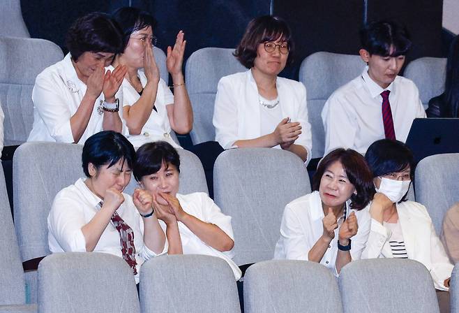 19년 숙원 간호법 통과에 환호 대한간호협회 소속 간호사들이 28일 국회 본회의에서 간호법이 통과되자 박수를 치며 기뻐하고 있다. 뉴스1