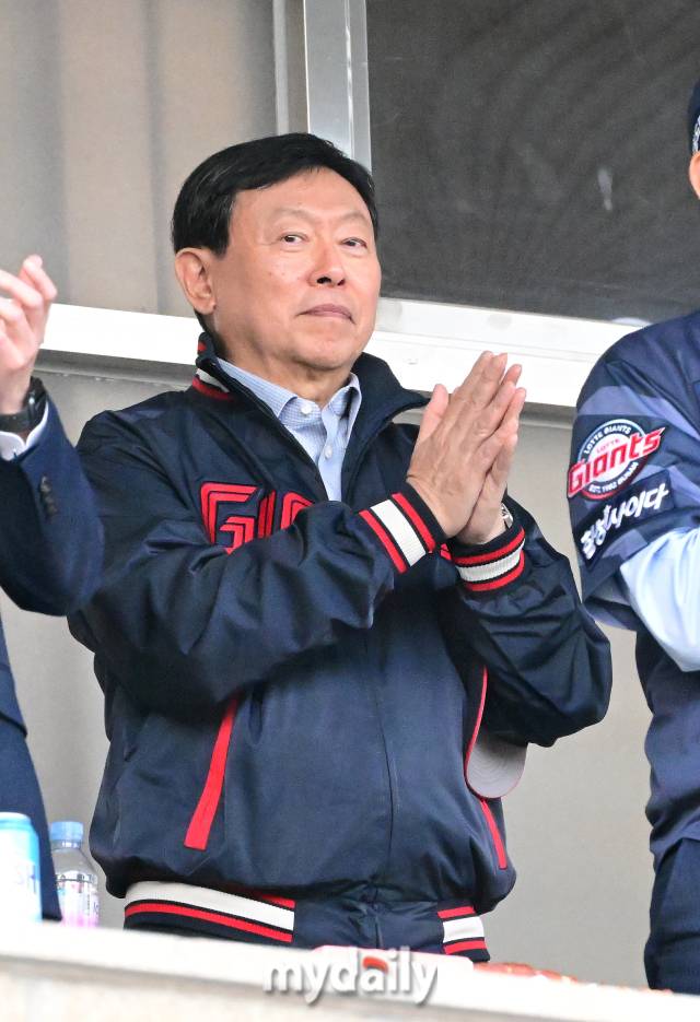 2024년 5월 17일 서울 잠실야구장에서 진행된 '2024 신한 SOL 뱅크 KBO 리그' 롯데-두산의 경기.롯데 신동빈 회장이 경기에 앞서 선수들에게 박수를 보내고 있다./마이데일리