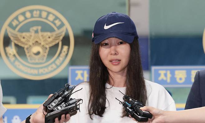 민희진 어도어 대표가 서울 용산경찰서를 나서며 취재진 질문에 답하고 있다. 연합뉴스