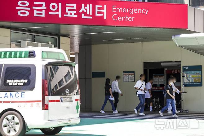 [서울=뉴시스] 정병혁 기자 = 28일 서울의 한 대학병원 응급실에 진료 안내문이 붙어 있다.의대증원 사태로 응급실이 마비 상태에 이르렀다. 의료계에 따르면 건국대 충주병원의 경우 최근 응급의학과 전문의 7명 전원이 사직서를 제출했고, 천안 순천향대병원, 천안 단국대병원, 세종 충남대병원은 진료를 제한하고 있는 상황이다. 중증 환자가 치료 받을 응급실을 찾지 못하고 병원을 전전하는 '응급실 뺑뺑이' 현상도 이어지고 있는 것으로 알려졌다.024.08.28. jhope@newsis.com