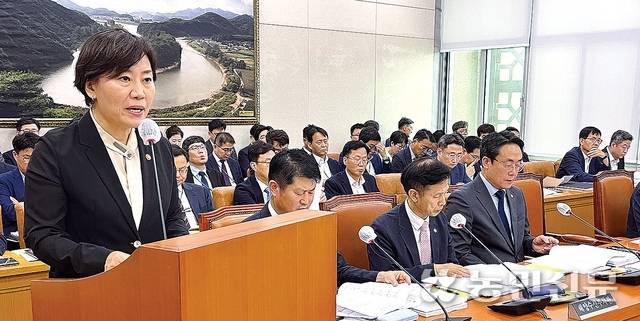 26일 열린 국회 농림축산식품해양수산위원회 전체회의에서 송미령 농림축산식품부 장관이 ‘2023 회계연도 결산 및 예비비 지출 승인’에 관한 제안 설명을 하고 있다.