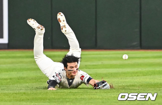 [OSEN=부산, 이석우 기자] 28일 부산 사직야구장에서 2024 신한 SOL 뱅크 KBO 리그 롯데 자이언츠와 한화 이글스의 경기가 열렸다. 홈팀 롯데는 반즈가 선발 출전하고 한화 이글스는 와이스가 선발 출전했다.롯데 자이언츠 윤동희가 2회초 2사 1,2루 한화 이글스 장진혁의 타구를 잡으려 몸을 날렸으나 놓치고 있다. 2024.08.28 / foto0307@osen.co.kr