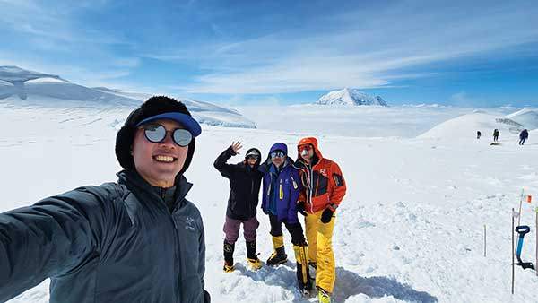 윈디 코너에 짐 캐시를 끝낸 전 대원.