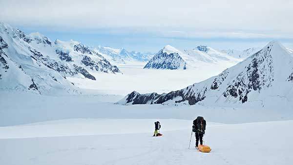 정상을 등정한 뒤 또 짐을 끌고 하산하고 있다.
