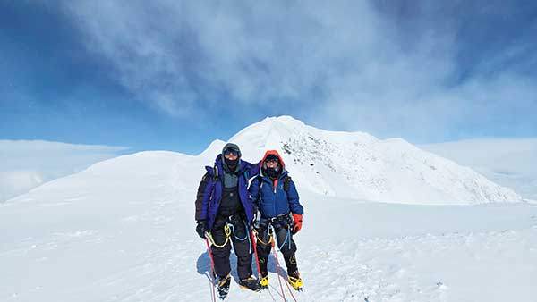 정상 리지에 올라선 전재민, 김송희 대원. 뒤가 바로 데날리 정상이다.