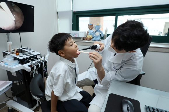 곡성 ‘유일한 소아과’ 진료 개시 - 소아청소년과 전문의(오른쪽)가 27일 전남 곡성군 옥과면 옥과통합보건지소에서 아이를 진료하고 있다. 연간 44명의 아이가 태어나는 곡성에는 소아과 진료 병원이 없다. 곡성군은 올 초부터 고향사랑기부제 지정기부 사업으로 8000만원을 모아 보건소에 소아과를 개설했다. 이날부터 매주 2회 오전 진료를 한다. 곡성 연합뉴스