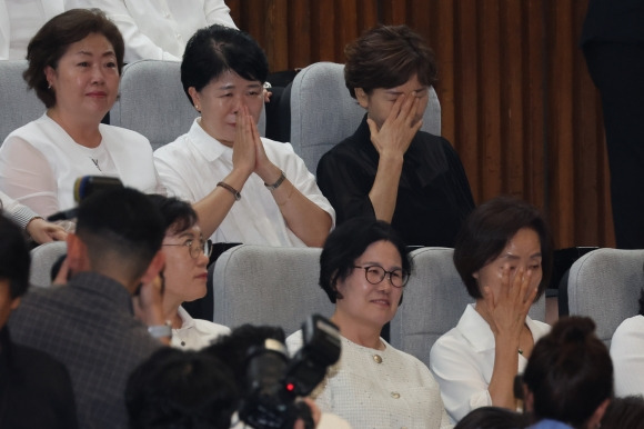 대한간호협회 소속 간호사들이 28일 국회 본회의에서 간호법이 통과되자 기뻐하고 있다. 2024.8.28 연합뉴스