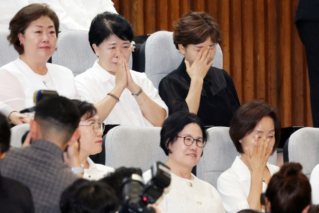 대한간호협회 소속 간호사들이 28일 오후 국회 본회의에서 간호법이 통과되자 기뻐하고 있다. 연합뉴스