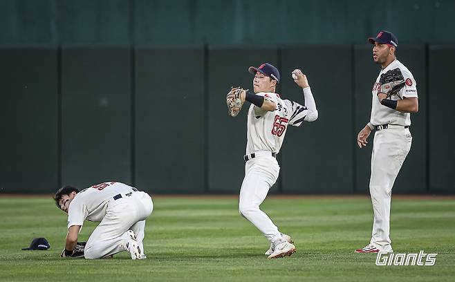 롯데는 28일 사직구장에서 열린 '2024 신한 SOL Bank KBO 리그' 한화와 주중 3연전 두 번째 경기에서 0-7로 패했다. 8회초 볼넷을 대거 내줘 스스로 무너졌던, 너무나도 무기력한 패배였다. 롯데 자이언츠