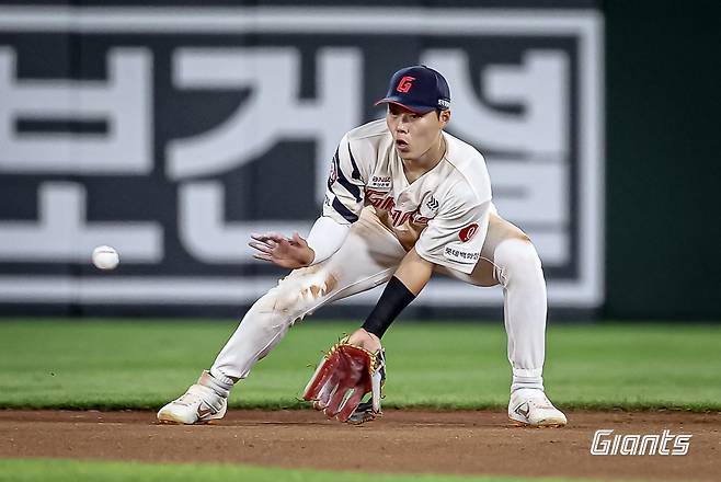 롯데 내야수 고승민은 28일 사직구장에서 열린 '2024 신한 SOL Bank KBO 리그' 한화와 주중 3연전 두 번째 경기에서 2번타자 2루수로 선발 출전했다. 6회초 치명적인 포구 실책 2개를 저지르며 고개 숙였다. 롯데 자이언츠