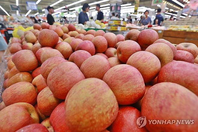 (서울=연합뉴스) 진연수 기자 = 28일 서울 시내 한 대형마트에서 시민이 사과를 고르고 있다.  2024.7.28 jin90@yna.co.kr