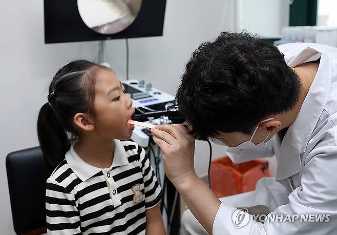 '인구소멸' 전남 곡성서 소아청소년과 진료 받는 아이 (곡성=연합뉴스) 김혜인 기자 = 27일 전남 곡성군 옥과면 옥과통합보건지소에서 소아과 의사가 아이를 진료하고 있다.
    이전까지 소아청소년과 전문의가 없던 곡성은 지역 의료여건을 개선하기 위해 이날부터 옥과통합보건지소에서 매주 2회 진료를 개시한다. 2024.8.27 in@yna.co.kr