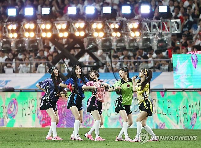 쿠팡플레이 하프타임 공연하는 뉴진스 (서울=연합뉴스) 류영석 기자 = 3일 서울월드컵경기장에서 열린 2024 쿠팡플레이 시리즈 2차전 토트넘과 바이에른 뮌헨의 경기.
    하프타임 때 걸그룹 뉴진스가 공연을 하고 있다. 2024.8.3 ondol@yna.co.kr