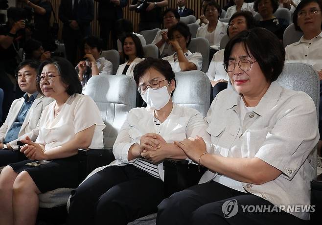 간호법 통과에 눈물 (서울=연합뉴스) 신준희 기자 = 28일 국회 본회의에서 간호법이 통과되자 방청하던 전현직 간호사들이 기쁨의 눈물을 흘리고 있다. 2024.8.28 hama@yna.co.kr