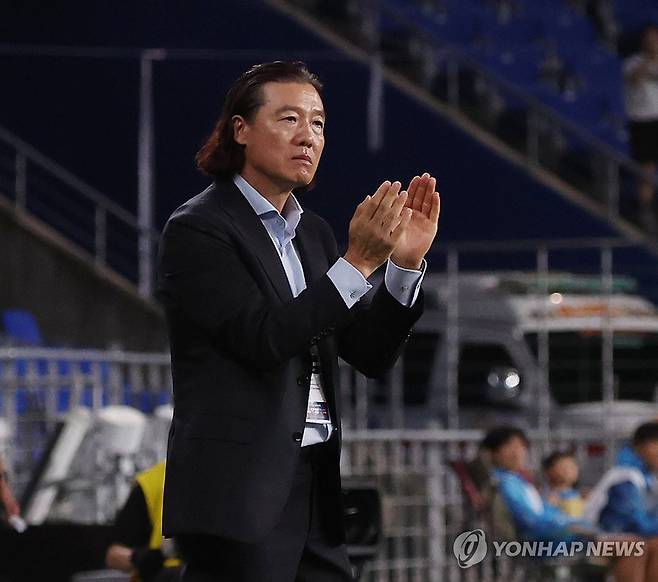 손뼉 치는 김판곤 감독 (울산=연합뉴스) 김용태 기자 = 28일 울산 문수축구경기장에서 열린 2024 하나은행 코리아컵 4강 2차전 울산 HD와 광주FC의 경기에서 울산 김판곤 감독이 선수들을 향해 손뼉을 치고 있다. 2024.8.28 yongtae@yna.co.kr