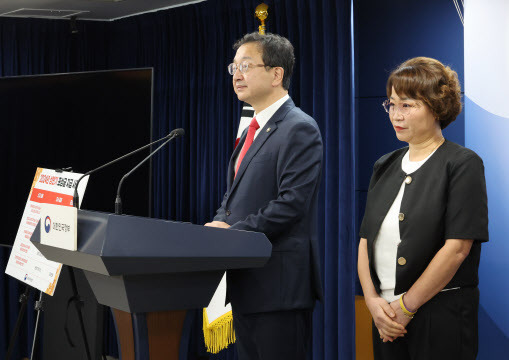 국민권익위원회 정승윤 부패방지 부위원장이 27일 서울 종로구 정부서울청사에서 2024년 상반기 국민권익위 포상금 지급 실적 브리핑을 하고 있다.(사진=연합뉴스)