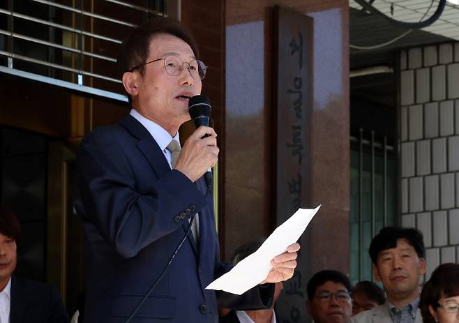 조희연 서울시교육감이 29일 오후 서울 종로구 서울시교육청에서 입장발표 기자회견을 하고 있다.조 교육감은 지난 2018년 전교조 출신 해직 교사 등 5명을 부당하게 특별채용하는 과정에 관여한 혐의로 기소돼 1심에서 징역 1년6개월에 집행유예 2년을 선고 받았고 2심에서도 1심 판단이 유지됐다. 이날 오전 열린 대법원 상고심 판결에서 원심이 확정돼 교육감직을 상실했다. 교육자치법과 공직선거법에 따라 교육감이 금고 이상의 형을 선고받고 형이 확정되면 당연퇴직 대상이다. (사진=뉴시스)