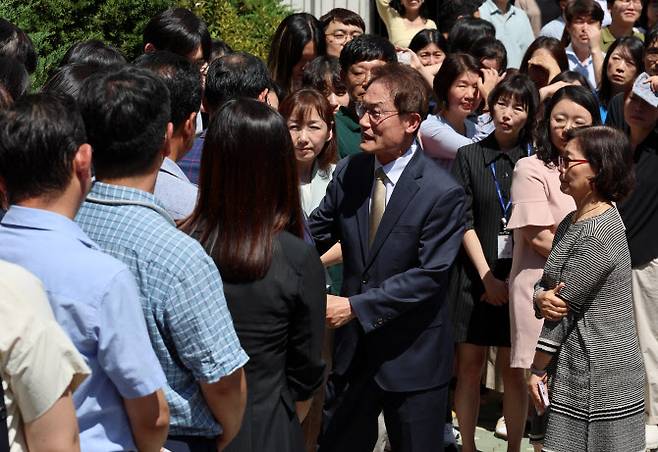 조희연 서울시교육감이 29일 오후 서울 종로구 서울시교육청에서 입장발표 기자회견을 마친 후 교육청 직원들과 인사를 나누고 있다.조 교육감은 지난 2018년 전교조 출신 해직 교사 등 5명을 부당하게 특별채용하는 과정에 관여한 혐의로 기소돼 1심에서 징역 1년6개월에 집행유예 2년을 선고 받았고 2심에서도 1심 판단이 유지됐다. 이날 오전 열린 대법원 상고심 판결에서 원심이 확정돼 교육감직을 상실했다. 교육자치법과 공직선거법에 따라 교육감이 금고 이상의 형을 선고받고 형이 확정되면 당연퇴직 대상이다. (사진=뉴시스)