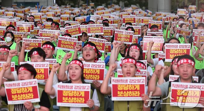 전국보건의료산업노동조합(보건의료노조) 총파업을 하루 앞둔 28일 서울 성동구 한양대학교 병원에서 열린 파업 전야제에서 한양대의료원지부 조합원들이 구호를 외치고 있다. 2024.8.28/뉴스1 ⓒ News1 김성진 기자