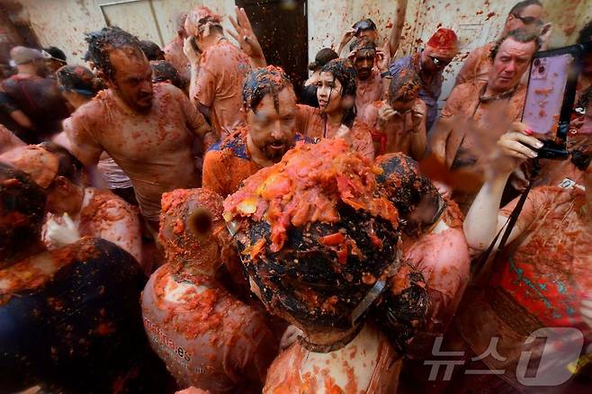 28일(현지시간) 스페인 발렌시아 인근 부뇰 마을에서 연례 토마토 축제 '라 토마티나'가 열렸다. 24.08.28 ⓒ AFP=뉴스1 ⓒ News1 김예슬 기자