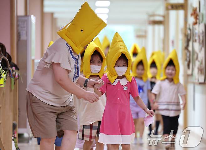 방재 모자와 마스크를 쓰고 대피훈련을 하는 유치원 어린이들. /뉴스1 ⓒ News1 공정식 기자