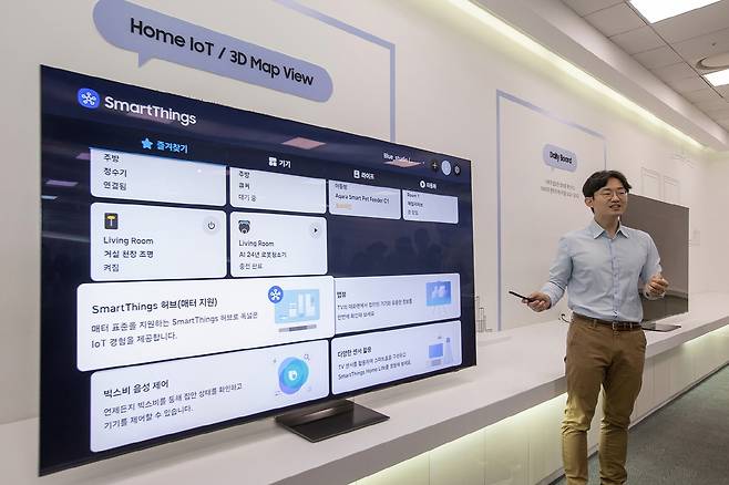 삼성전자 수원사업장 디지털연구소에서 삼성 AI TV 기능을 설명하고 있다(삼성전자 제공). ⓒ 뉴스1