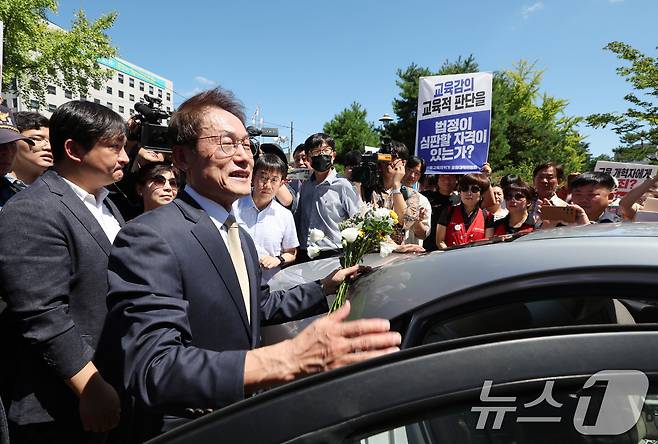 '해직교사 부당 특별채용' 유죄를 확정 받은 조희연 서울시교육감이 29일 서울 종로구 서울시교육청을 나서며 배웅 나온 직원, 시민단체 관계자 등과 인사를 나누고 있다. 이에 따라 조 교육감은 즉시 교육감직을 상실했다. (공동취재) 2024.8.29/뉴스1 ⓒ News1 김명섭 기자