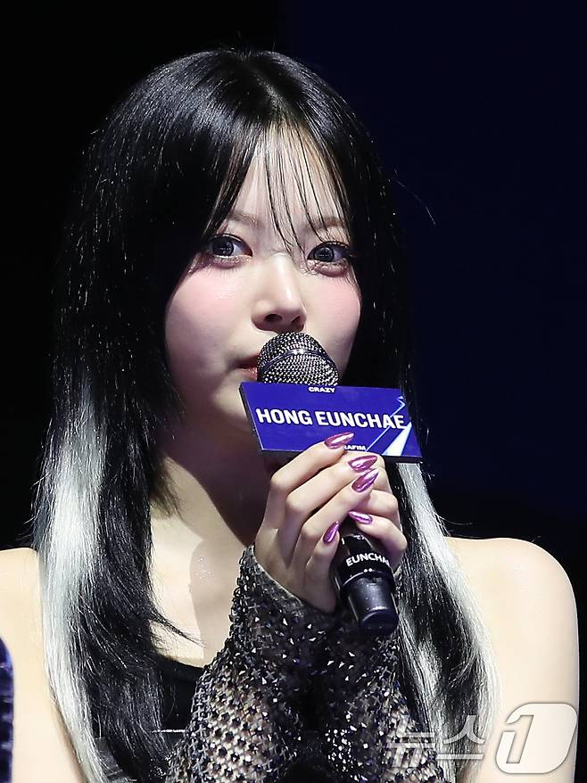 르세라핌(LE SSERAFIM)의 홍은채가 29일 서울 광진구 예스24라이브홀에서 가진 미니 4집 ‘크레이지(CRAZY)’발매 기념 쇼케이스에서 코첼라 논란에 대한 취재진의 질문에 답하고 있다. 2024.8.29/뉴스1 ⓒ News1 권현진 기자