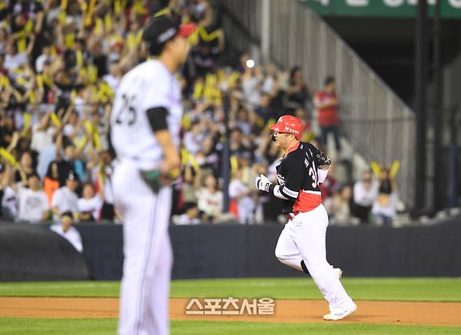 KIA 최형우가 9일 잠실구장에서 열린 2024 KBO리그 LG와 경기 6회초 1사 만루 상황에서 LG 투수 이상영을 상대로 만루 홈런을 치고 베이스를 돌고 있다. 최형우의 시즌 17호 홈런. 2024. 7. 9.  잠실 | 박진업 기자 upandup@sportsseoul.com