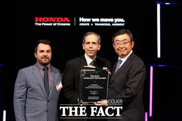 한국타이어가 일본 완성차 업체 혼다자동차의 '2023 우수 공급업체' 시상 2개 부문에서 수상했다. (왼쪽부터) 코리 스팔딩 한국타이어 북미 혼다 세일즈 담당 매니저, 매트 카시스 한국타이어 북미 OE 세일즈 매니저, 켄스케 오에 혼다 디벨롭먼트 앤드 매뉴팩처링 오브 아메리카 사장이 시상 후 기념촬영을 하는 모습. /한국타이어