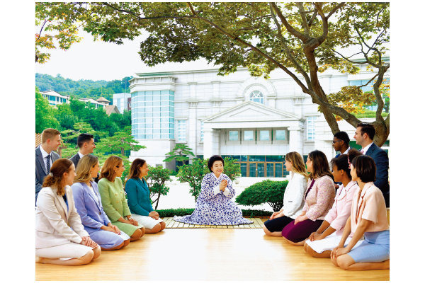 각국에서 온 제77차 해외성도방문단이 ‘새예루살렘 이매성전’을 찾아 이야기를 나누고 있다.