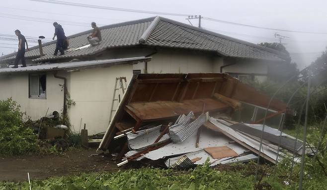 지난 28일 제10호 태풍 산산이 접근한 일본 미야자키현 미야자키시의 가옥이 강풍 영향으로 부서져 있다. /연합뉴스