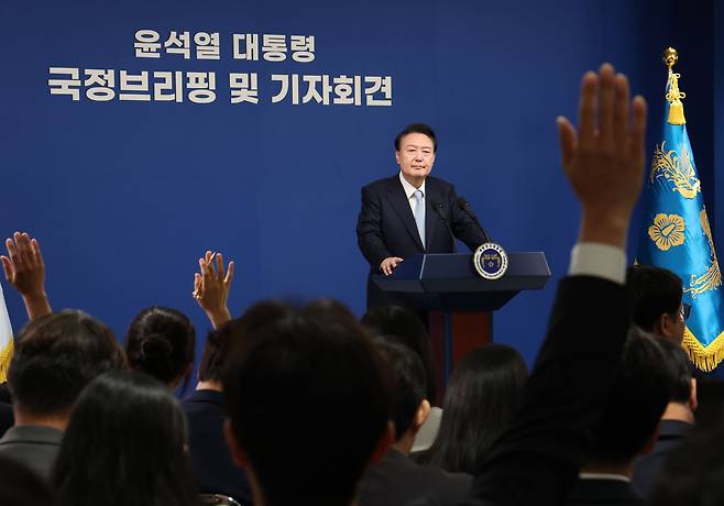 윤석열 대통령이 29일 서울 용산 대통령실청사 브리핑룸에서 열린 국정브리핑 및 기자회견에서 취재진의 질문을 받고 있다. /뉴스1