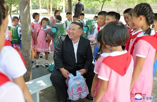 김정은 북한 국무위원장이 지난 16일 평양 4·25여관을 찾아 수해지역 학생들을 위한 교육준비정형을 요해(파악)했다고 조선중앙통신이 17일 보도했다. ⓒ연합뉴스