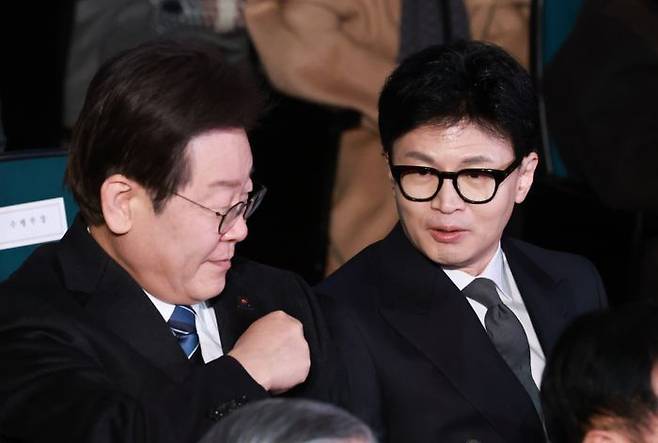 한동훈 국민의힘 대표(오른쪽)와 이재명 더불어민주당 대표가 지난 3월 1일 서울 중구 유관순기념관에서 열린 제105주년 3·1절 기념식에서 대화하고 있다. ⓒ뉴시스